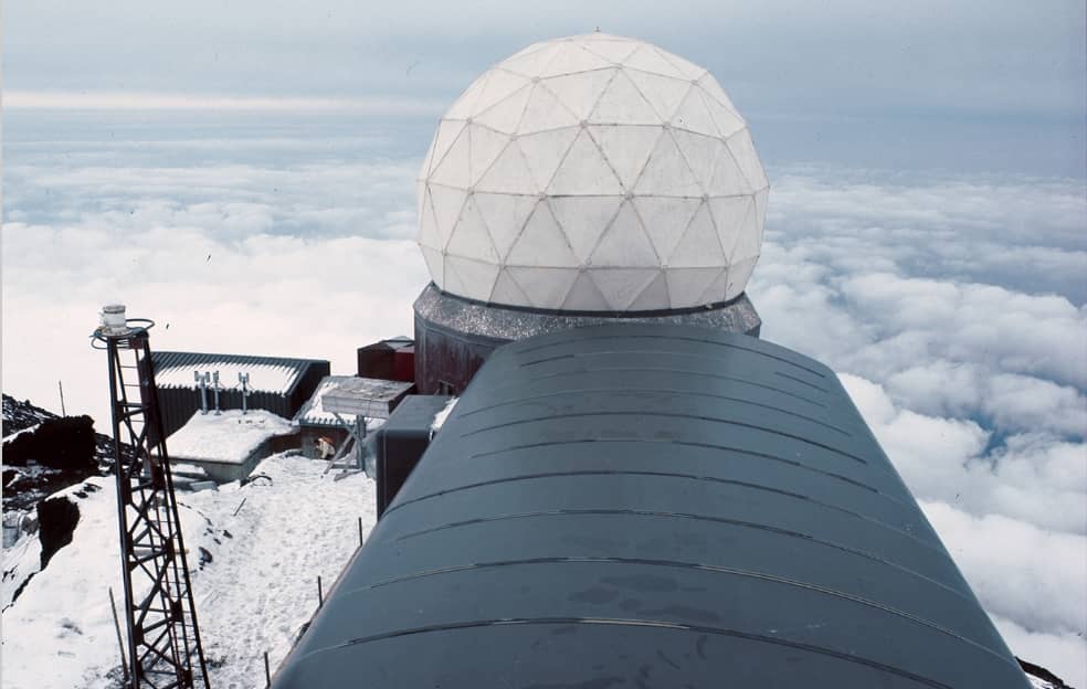 富士山頂レーダー基地